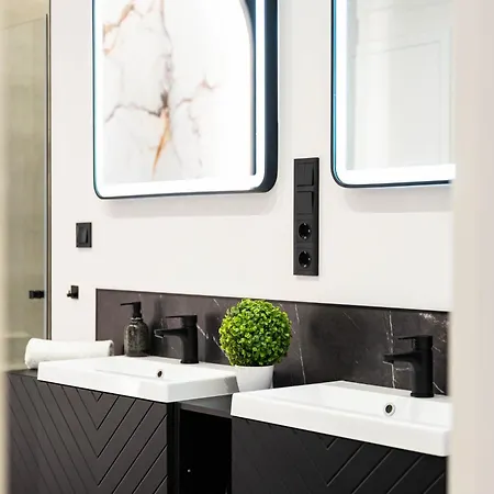 Apartment Luxurious & High-end Living Steps From Historic Landmarks *