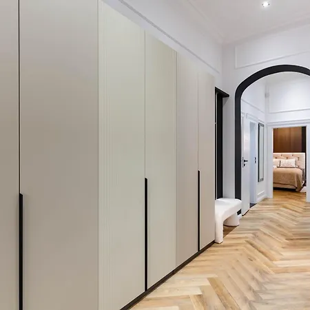 Apartment Luxurious & High-end Living Steps From Historic Landmarks