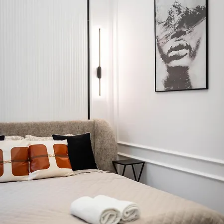 Luxurious & High-end Living Steps From Historic Landmarks *