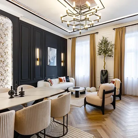 Luxurious & High-end Living Steps From Historic Landmarks