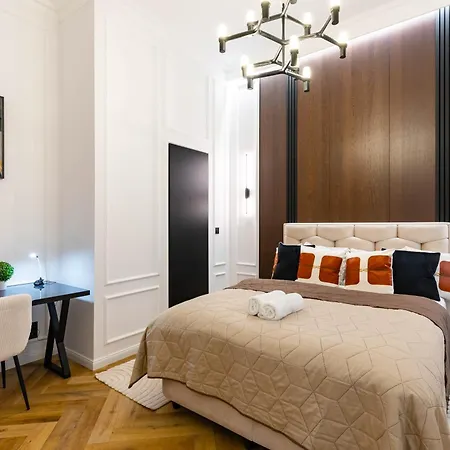 Apartment Luxurious & High-end Living Steps From Historic Landmarks *