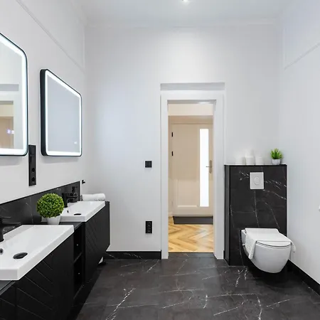 Luxurious & High-end Living Steps From Historic Landmarks *