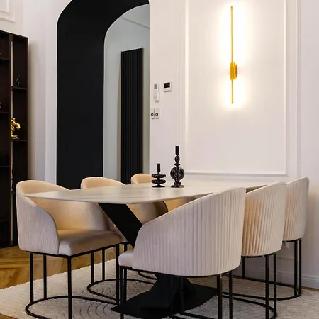 公寓 Luxurious & High-end Living Steps From Historic Landmarks 布达佩斯