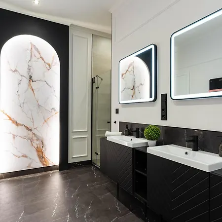 Luxurious & High-end Living Steps From Historic Landmarks