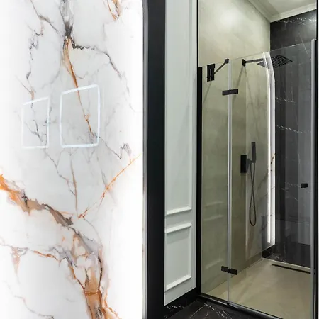 Luxurious & High-end Living Steps From Historic Landmarks 公寓