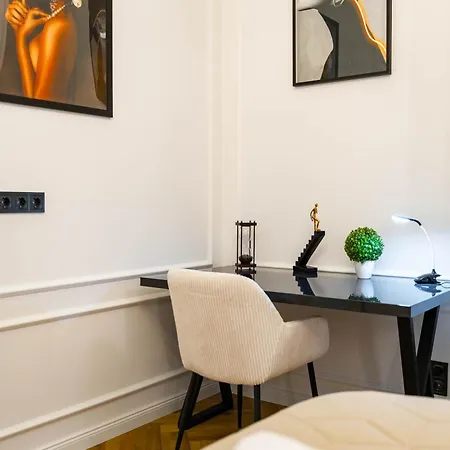 Apartment Luxurious & High-end Living Steps From Historic Landmarks *