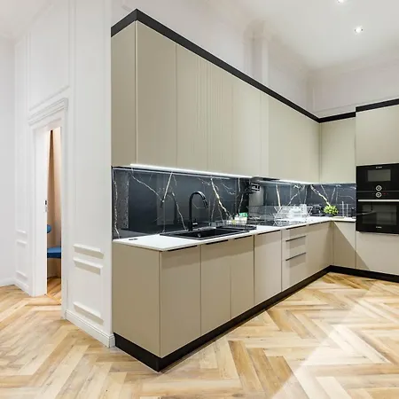 Luxurious & High-end Living Steps From Historic Landmarks *