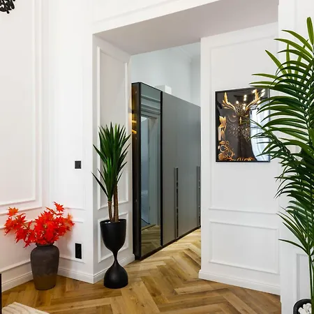 Luxurious & High-end Living Steps From Historic Landmarks Apartment Budapest