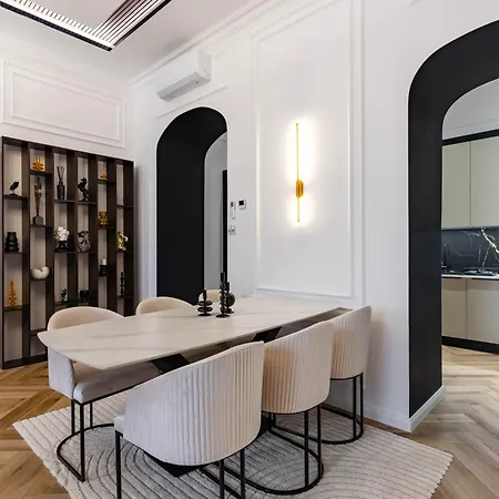 Luxurious & High-end Living Steps From Historic Landmarks Apartment *