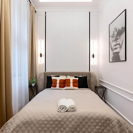 Luxurious & High-end Living Steps From Historic Landmarks * Budapeste