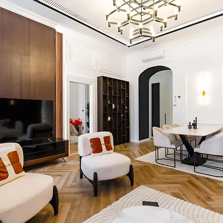 Luxurious & High-end Living Steps From Historic Landmarks Budapeste