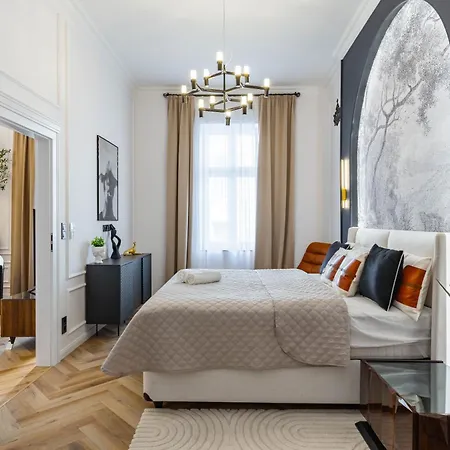 Luxurious & High-end Living Steps From Historic Landmarks Budapeste