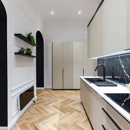 Luxurious & High-end Living Steps From Historic Landmarks Appartamento