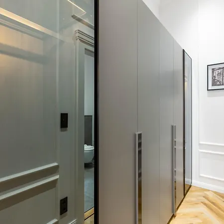 Luxurious & High-end Living Steps From Historic Landmarks Appartamento