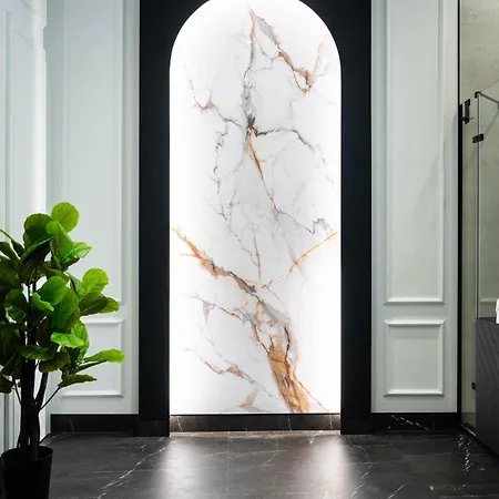 Luxurious & High-end Living Steps From Historic Landmarks Appartamento
