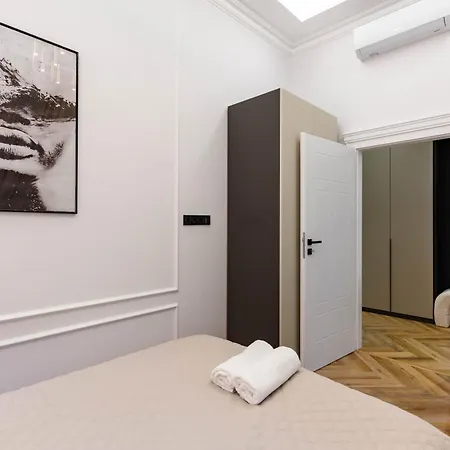 Luxurious & High-end Living Steps From Historic Landmarks Appartamento
