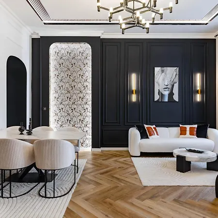Luxurious & High-end Living Steps From Historic Landmarks Appartamento