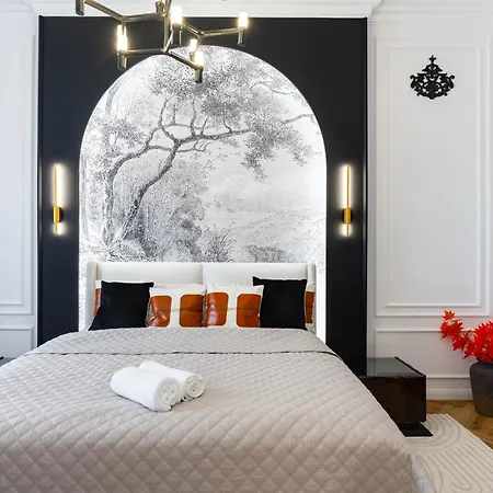 Luxurious & High-end Living Steps From Historic Landmarks